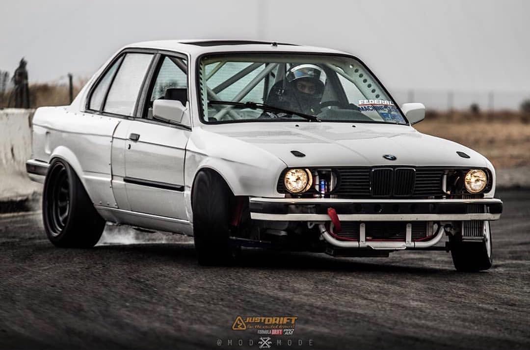Robin Foster drifting an E30 in tire smoke